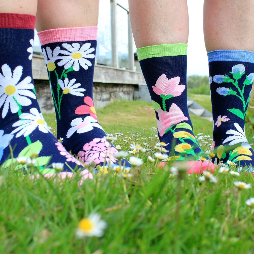 גרביים צבעוניות עם פרחים up_the_garden_path