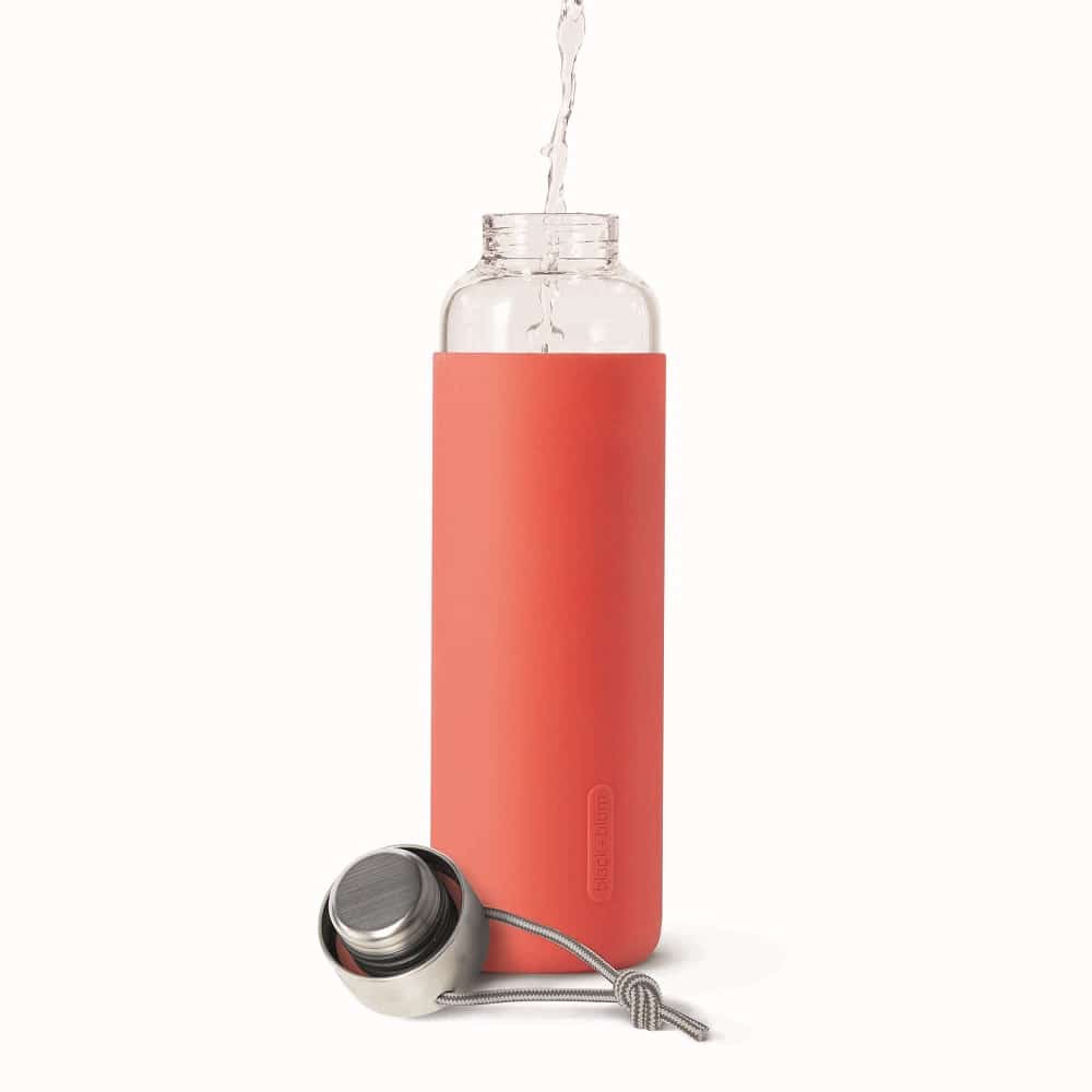 GR-WB-M011_Glass water bottle_Coral_pouring
