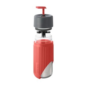 BLACK + BLUM Glass collection Travel Cup - coral -כוס תרמית בצבע אדום, כוס לדרך, כוס עשויה מחומרים ממוחזרים, כוס של בלאק אנד בלום, כוס זכוכית עם שרוול סיליקון