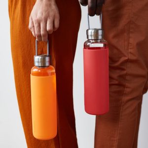 black & blum GLASS WATER BOTTLE - Orange - בקבוק זכוכית, בקבוק זכוכית עם שרוול סיליקון, בקבוק לשימוש רב פעמי, בקבוק מים בצבע כתום, בקבוק מים בלאק אנד בלום, בקבוק מים מעוצב