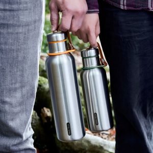 black-blum-insulated-bottle, בקבוק רב פעמי, בקבוק עשוי חומרים ממוחזרים, בקבוק עשוי פלדת אל חלד, בקבוק מתכת, בקבוק לשתיה, בלאק אנד בלום