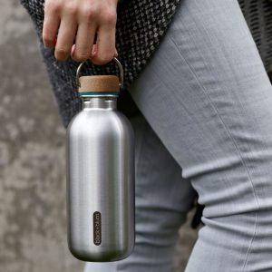 black+blum – Stainless Steel Single Wall Bottle – OCEAN בקבוק מתכת, בקבוק של בלאק אנד בלום, בקבוק עם ידית, בקבוק עשוי מחומרים ממחוזרים, בקבוק מתכת רב פעמי