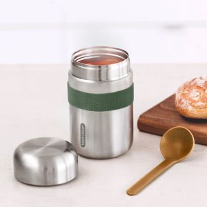 Stainless Steel Food Flask - בלאק+בלום - BALCK+BLUM- תרמוס עם כף, תרמוס עשוי פלדת אל חלד, תרמוס עשוי חומרים ממוחזרים, תרמוס גדול למרק, תרמוס קופמפקטי, תרמוס לטיולים, תרמוס מעוצב, תרמוס איכותי, מתנה ממותגת לעובדים, מתנה לחיילים, תרמוס עם רצועת גומי בצבע ירוק