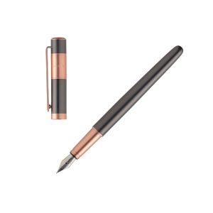 עט נובע - HUGO BOSS Fountain Pen Ribbon Matt Gun - הוגו בוס, עט יוקרתי הוגו בוס, עט יוקרתי בצבע זהב, עט ממותג לעובדים, מתנה יוקרתית לעובדים, סוואג לעסקים, עט יוקרתי נובע, עט למנהלים, עט יוקרתי למנהלים, עט יוקרתי בצבע אפור