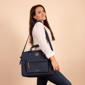 CABAIA MESSENGER BAG- REYKJAVIK, תיק קאביה למחשב נייד 15 אינץ, תיק למחשב נייד עם רצועה לכתף, תיק צד בצבע כחול כהה למחשב נייד, תיק קאביה למחשב נייד, תיק עשוי חומרים ממוחזרים