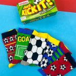 UNITED ODD SOCKS KICK IT - גרביים צבעוניות עם כדורגל לילדים, גרביים של יונייטד אוד סוקס