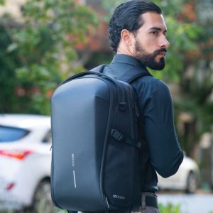 Bizz Backpack - Black תיק גב XD DESIGN, תיק גב מעוצב, תיק גב שחור,תיק גב למחשב נייד, תיק גב שחור ללפטופ, תיק גב גדול, תיק גב שחור אלגנט, תיק גב עשוי חומרים ממוחזרים, מתנה ממותגת לעובדים, סוואג לעסקים, תיק גב לעובדים