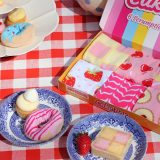 CAKE BOX - גרביים מעוצבים -ODD SOCKS, גרביים של יונייטד אוד סוקס, גרביים מעוצבים לנשים, גרביים בעיטור עוגיות ומאפים, גרביים צבעוניות