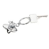 מחזיק מפתחות JETSETTER של TROIKA – עיצוב כרום מלוטש בהשראת עולם הטיסות.
