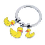 מחזיק מפתחות עם שלישיית ברווזים צהובים ממתכת ואמייל מבריק.