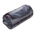 תיק הרחצה תלוי באמצעות הקרס על דלת או מתלה – ניתן לראות את הסידור הפנימי והנוחות של השימוש בשטח קטן.