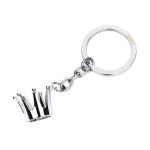 תמונה של מחזיק מפתחות בעיצוב כתר בצבע כסף מבריק, מבית TROIKA, מונח על רקע כהה להבלטת הגימור האלגנטי.